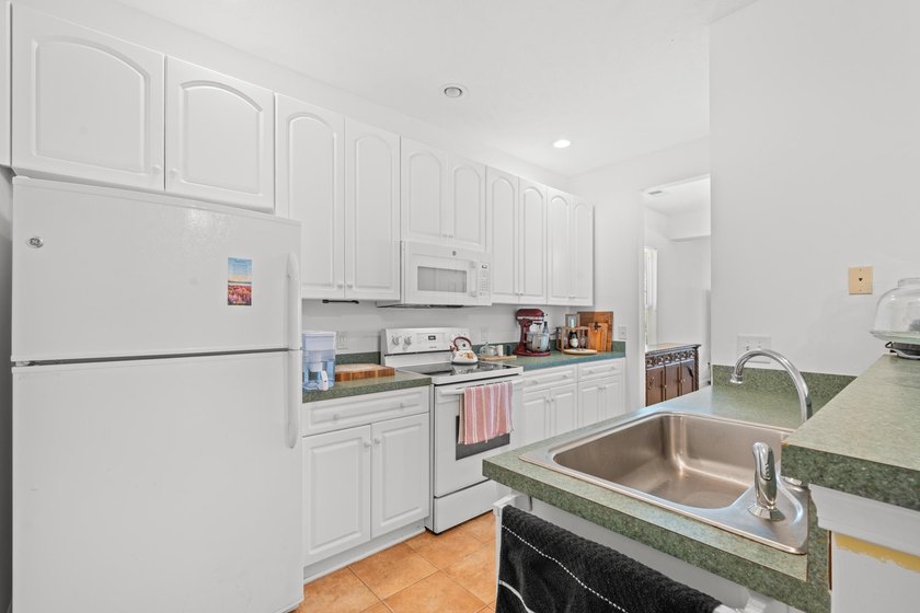 Welcome to this spacious and beautifully updated 5-bedroom, 3 - photo 5