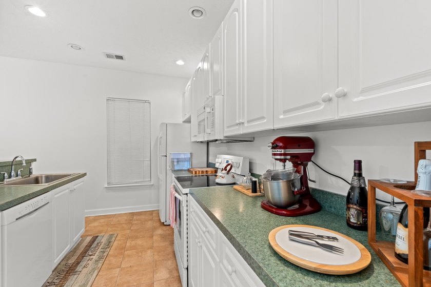 Welcome to this spacious and beautifully updated 5-bedroom, 3 - photo 6