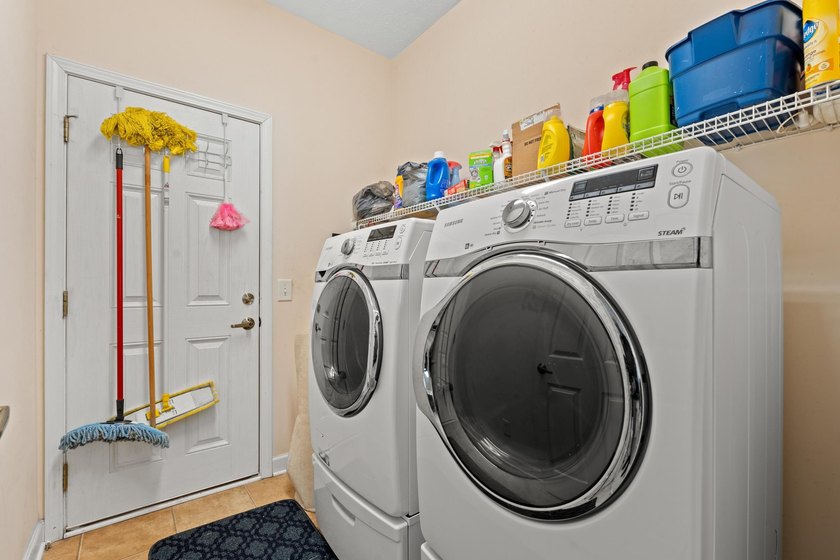 Welcome to this spacious and beautifully updated 5-bedroom, 3 - photo 8