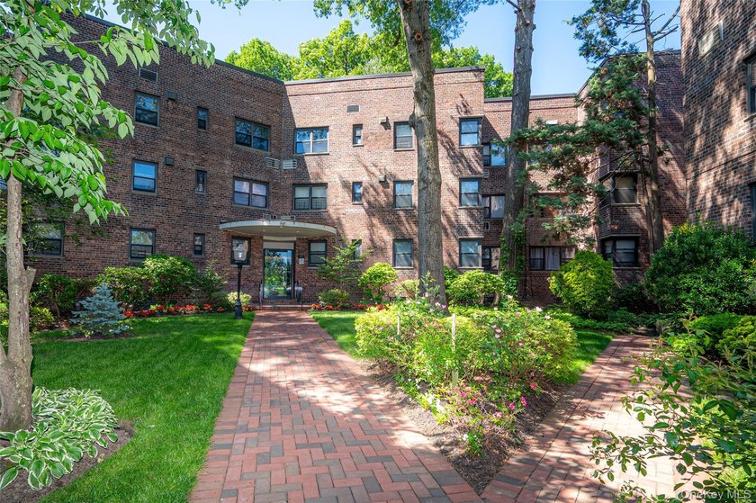 Welcome to this spacious and sun filled large JR 4 Apartment - photo 3