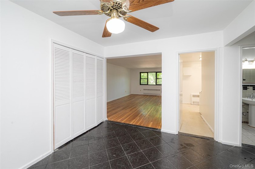 Welcome to this spacious and sun filled large JR 4 Apartment - photo 7