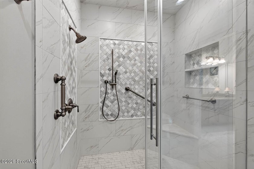 A rare opportunity to own a top-floor, rear corner residence in - photo 25