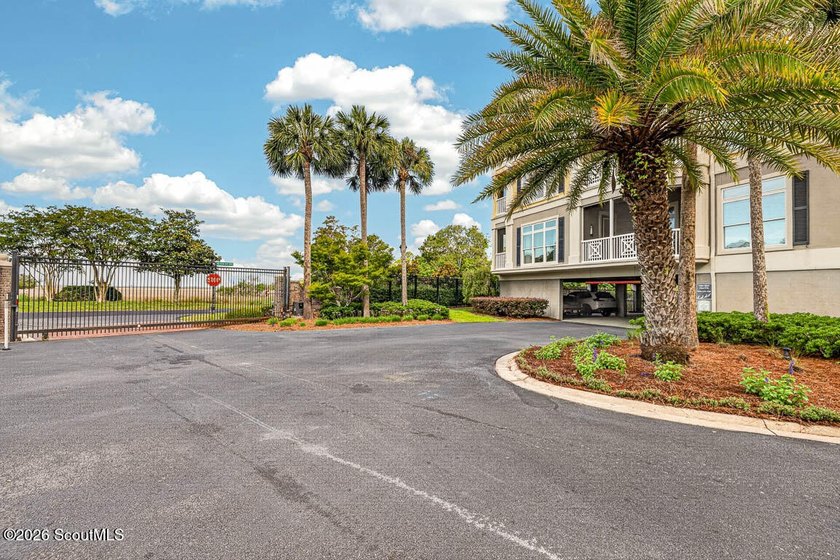 A rare opportunity to own a top-floor, rear corner residence in - photo 29