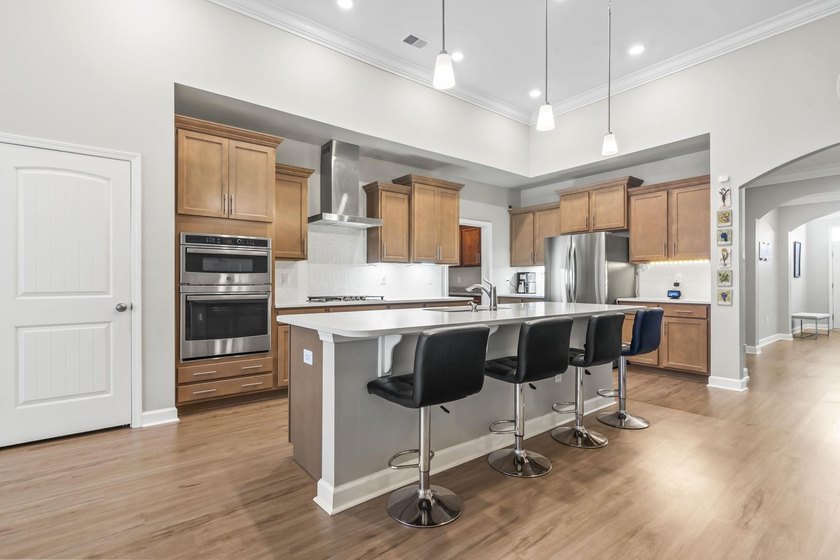 Three-bedroom, three-bathroom Craftsman-style home with a - photo 4