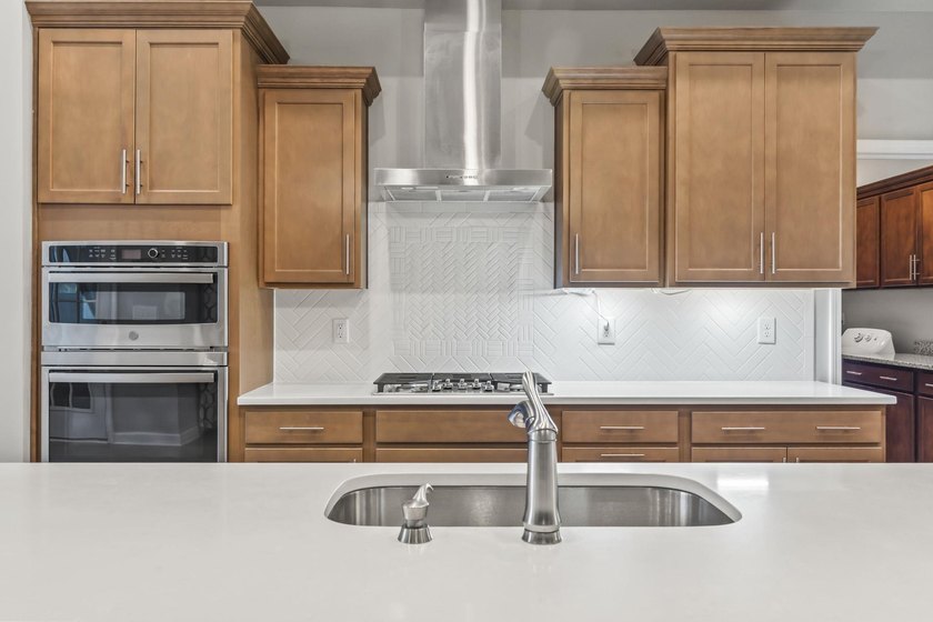 Three-bedroom, three-bathroom Craftsman-style home with a - photo 8