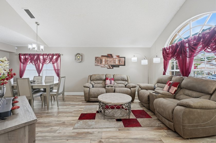 Beautifully updated throughout and move in ready! Open &amp; - photo 11
