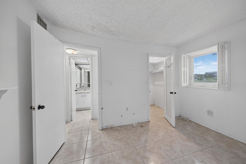 Desirable first-floor end unit in Sunrise Lakes Phase One! This - photo 14