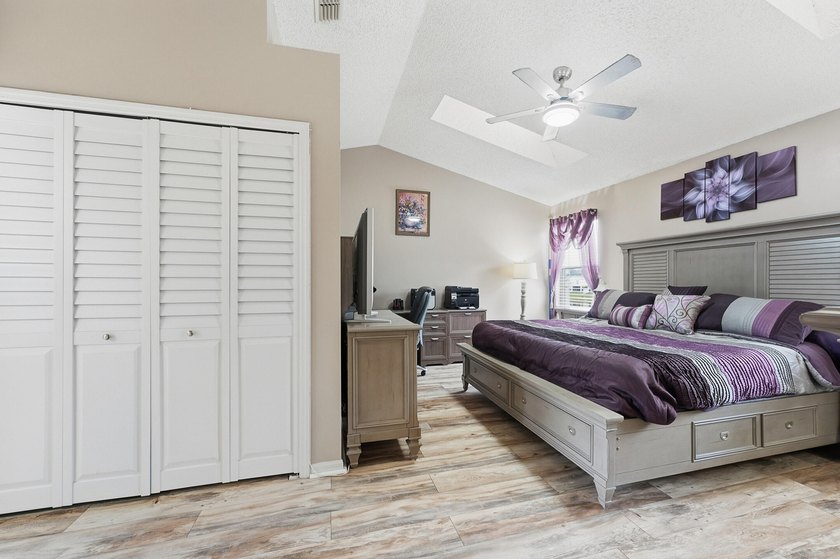 Beautifully updated throughout and move in ready! Open &amp; - photo 17