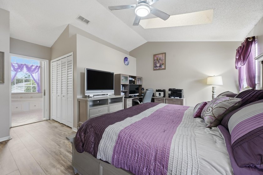 Beautifully updated throughout and move in ready! Open &amp; - photo 18