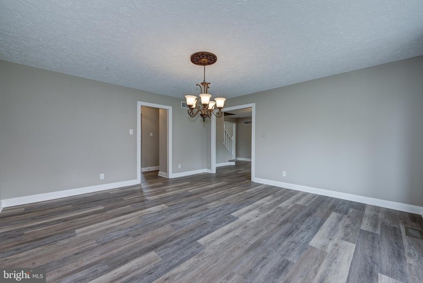 An exceptional opportunity to own a beautifully updated 3 - photo 18