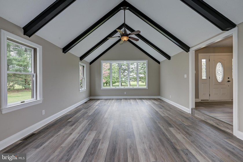 An exceptional opportunity to own a beautifully updated 3 - photo 23