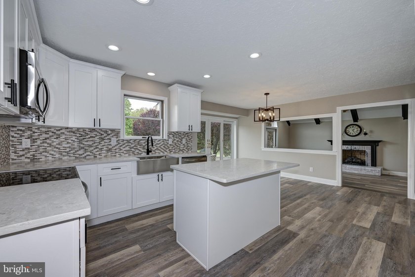 An exceptional opportunity to own a beautifully updated 3 - photo 28