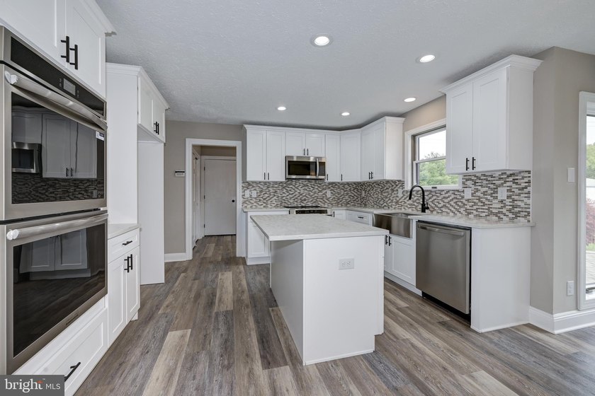 An exceptional opportunity to own a beautifully updated 3 - photo 30