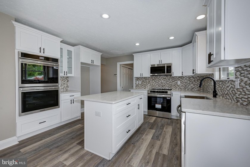 An exceptional opportunity to own a beautifully updated 3 - photo 31