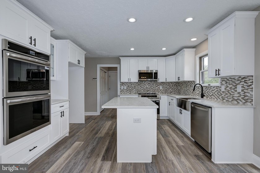 An exceptional opportunity to own a beautifully updated 3 - photo 32