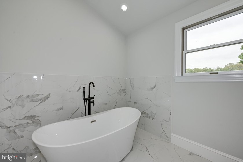 An exceptional opportunity to own a beautifully updated 3 - photo 46