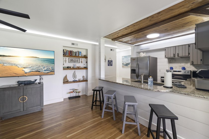 Beautiful lakeside 2-bedroom, 2-bathroom condo--arguably one of - photo 4