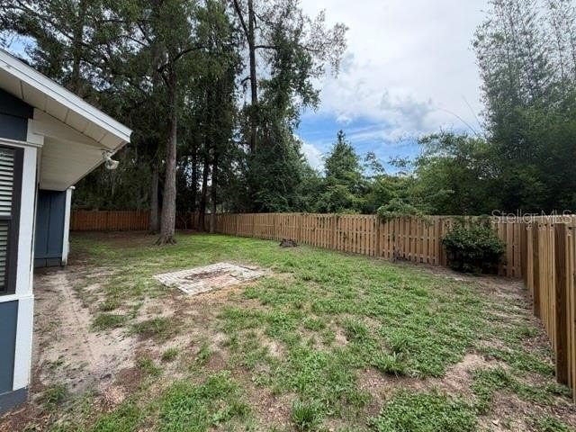 Nice 3 bedroom 2 bath with a double car garage and fireplace - photo 11