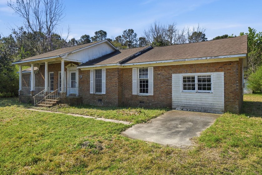 Looking for a private Lowcountry escape with room to grow? This - photo 2