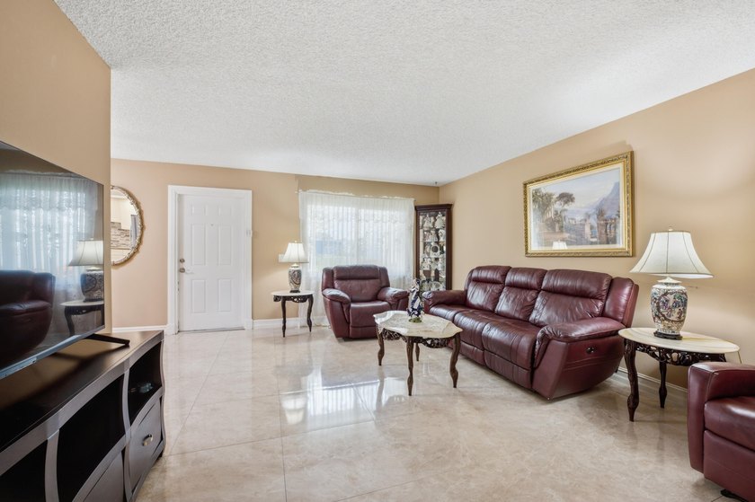 Beautifully updated first-floor condominium offering the perfect - photo 11