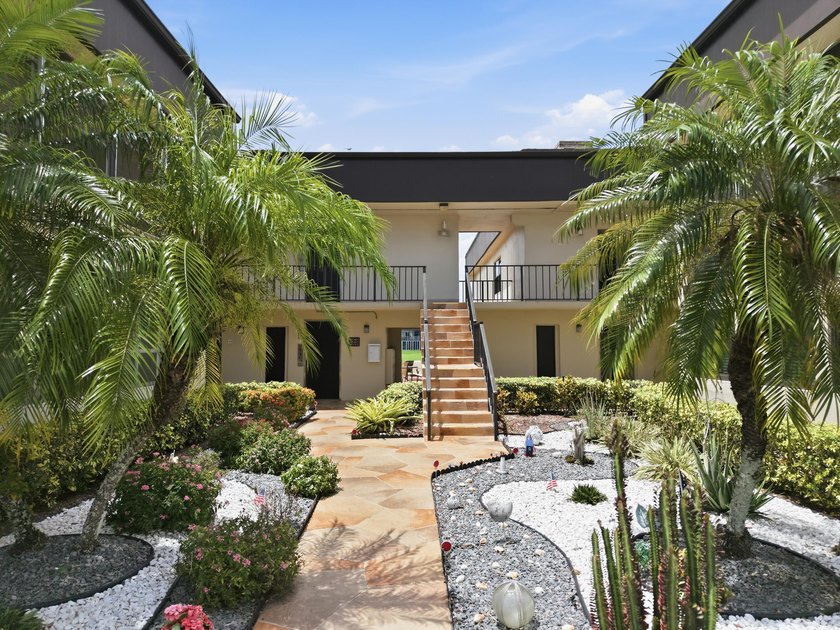Beautifully updated first-floor condominium offering the perfect - photo 22