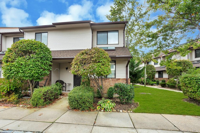 A 2-bedroom, 2-bath townhouse condo in Wantagh with 1,248 sq ft - photo 2
