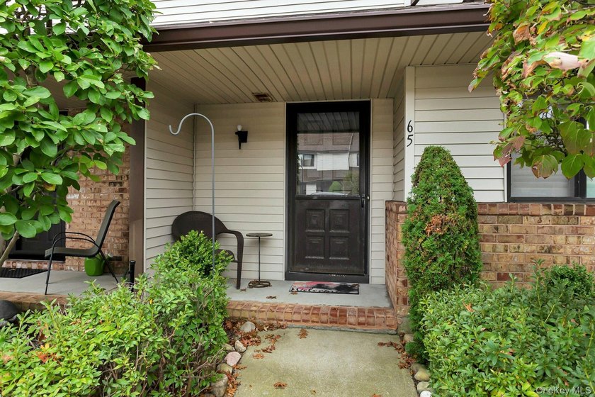 A 2-bedroom, 2-bath townhouse condo in Wantagh with 1,248 sq ft - photo 3