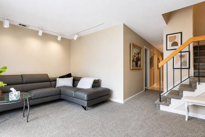 A 2-bedroom, 2-bath townhouse condo in Wantagh with 1,248 sq ft - photo 4