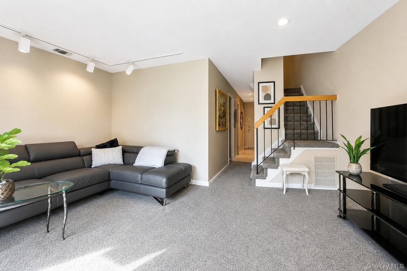 A 2-bedroom, 2-bath townhouse condo in Wantagh with 1,248 sq ft - photo 5