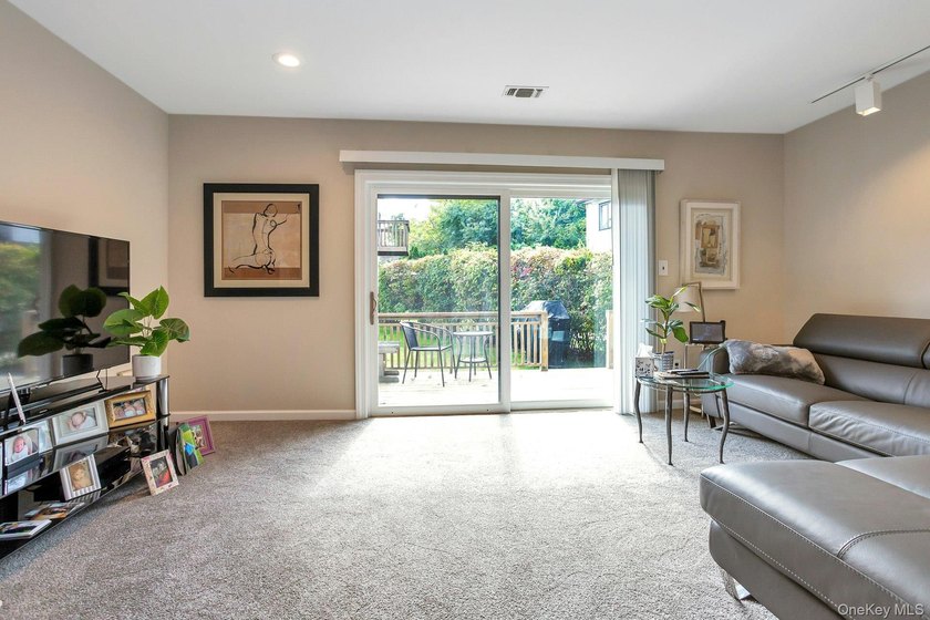A 2-bedroom, 2-bath townhouse condo in Wantagh with 1,248 sq ft - photo 6