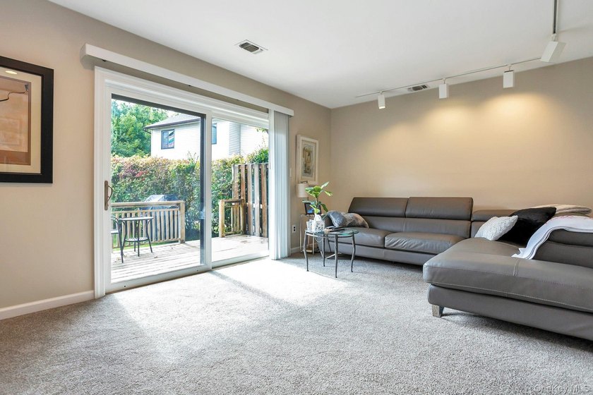 A 2-bedroom, 2-bath townhouse condo in Wantagh with 1,248 sq ft - photo 7