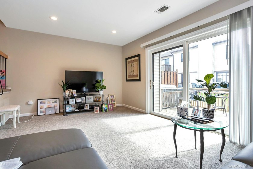 A 2-bedroom, 2-bath townhouse condo in Wantagh with 1,248 sq ft - photo 8