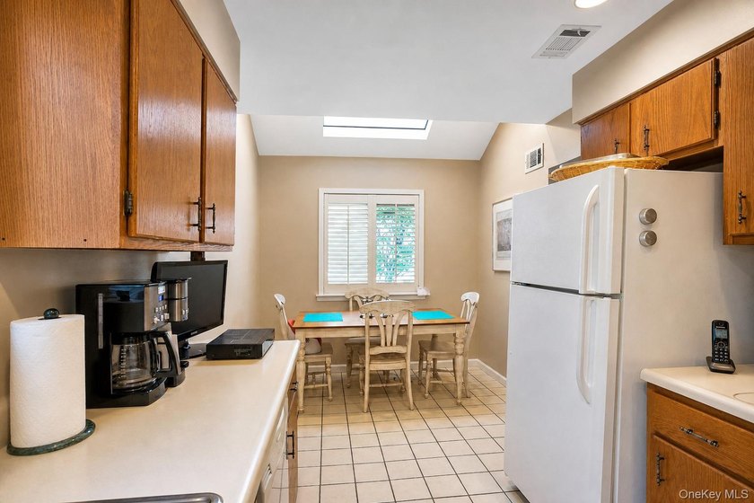 A 2-bedroom, 2-bath townhouse condo in Wantagh with 1,248 sq ft - photo 10