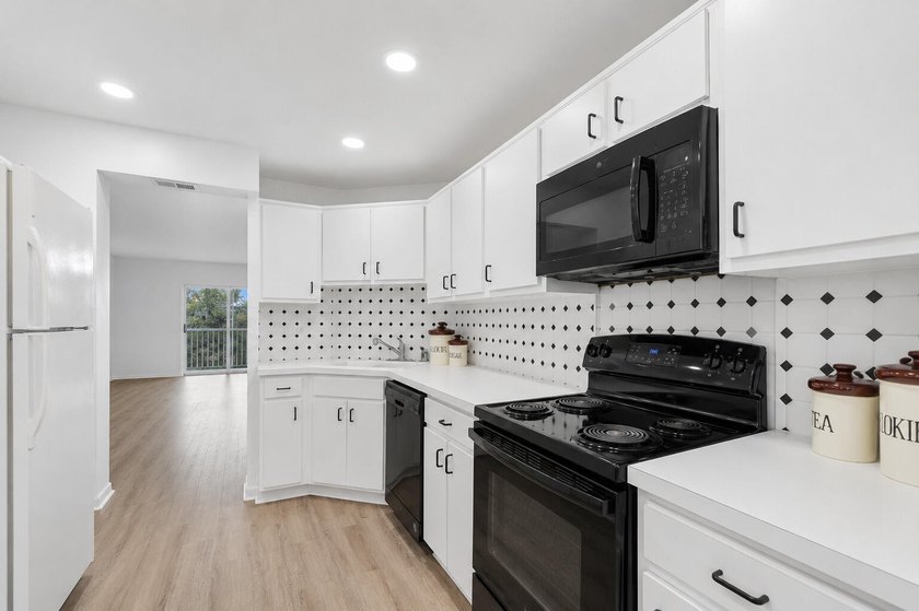 BRIGHT &amp; SPACIOUS 2 BEDROOM / 2 BATH CONDO IN HIGHLY - photo 11