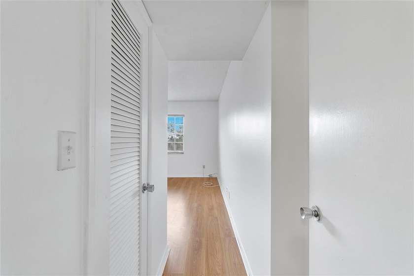 BRIGHT &amp; SPACIOUS 2 BEDROOM / 2 BATH CONDO IN HIGHLY - photo 15