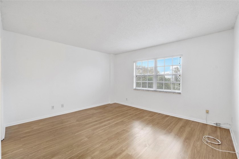 BRIGHT &amp; SPACIOUS 2 BEDROOM / 2 BATH CONDO IN HIGHLY - photo 16