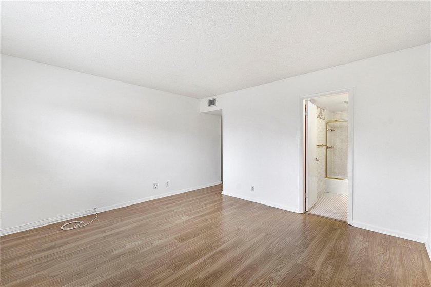 BRIGHT &amp; SPACIOUS 2 BEDROOM / 2 BATH CONDO IN HIGHLY - photo 18