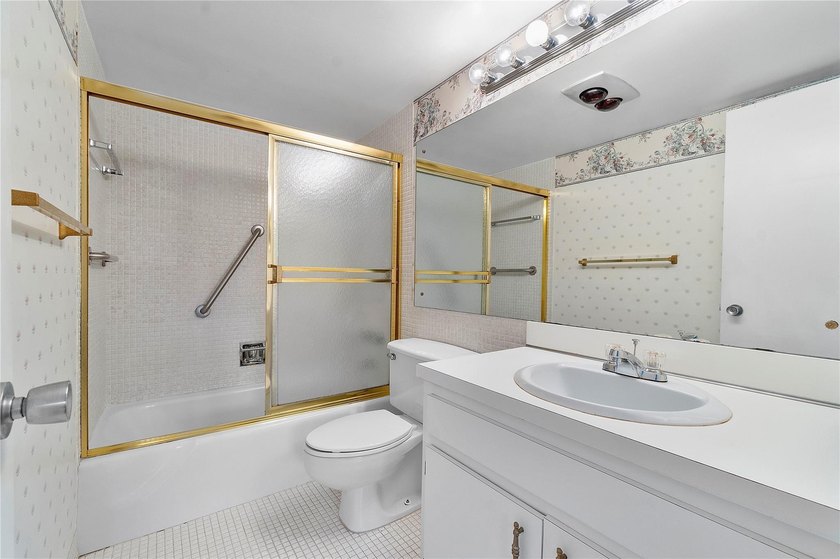 BRIGHT &amp; SPACIOUS 2 BEDROOM / 2 BATH CONDO IN HIGHLY - photo 20