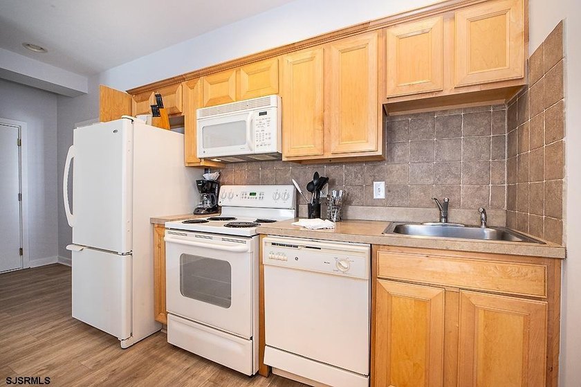 Beautiful 2BR/2BA at the Ebb Tide Suites Condominiums just a - photo 2