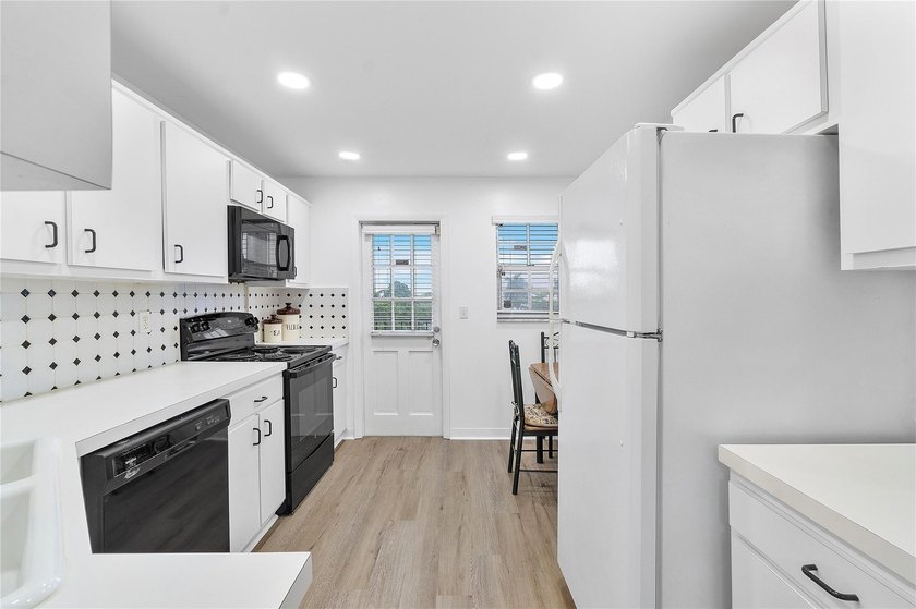 BRIGHT &amp; SPACIOUS 2 BEDROOM / 2 BATH CONDO IN HIGHLY - photo 23