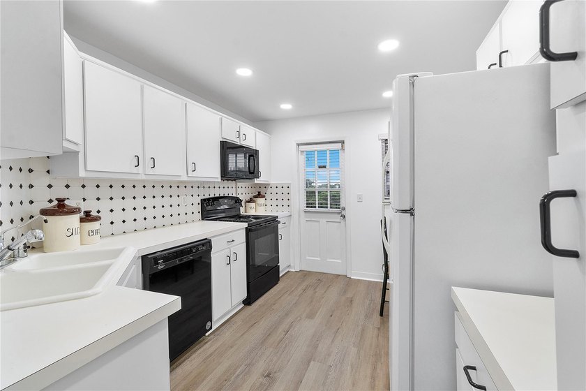 BRIGHT &amp; SPACIOUS 2 BEDROOM / 2 BATH CONDO IN HIGHLY - photo 24