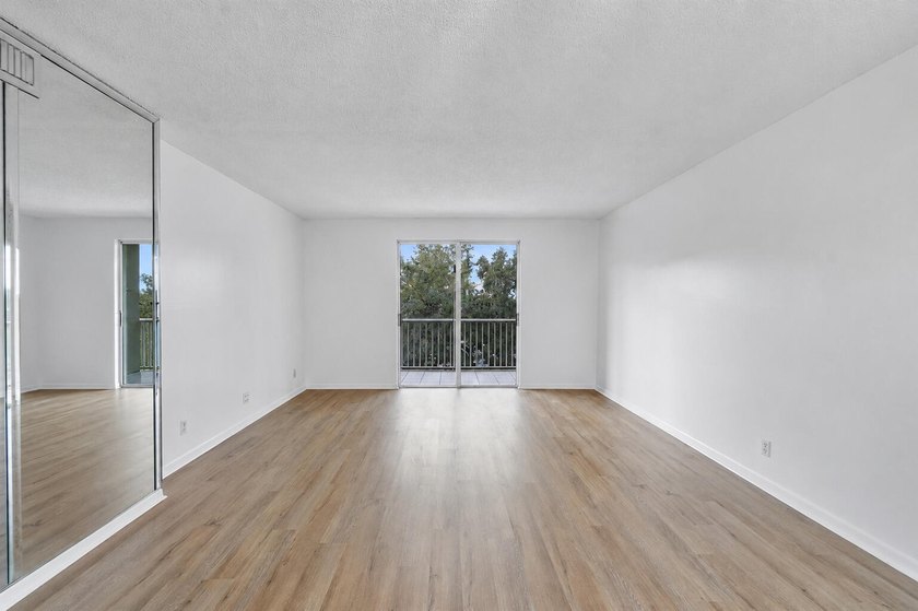 BRIGHT &amp; SPACIOUS 2 BEDROOM / 2 BATH CONDO IN HIGHLY - photo 25