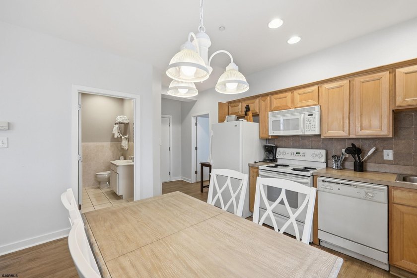 Beautiful 2BR/2BA at the Ebb Tide Suites Condominiums just a - photo 6
