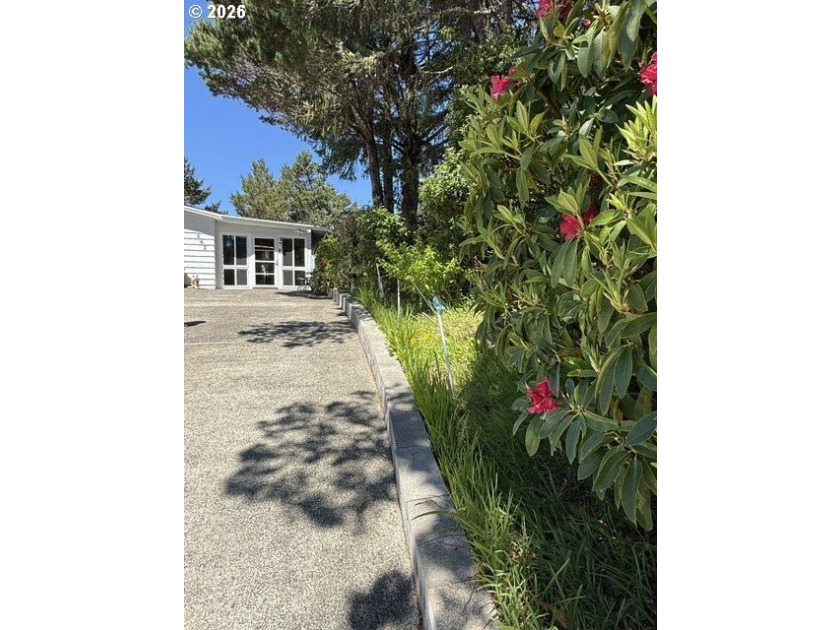 Welcome to this well-maintained 1,410-square-foot home nestled - photo 6