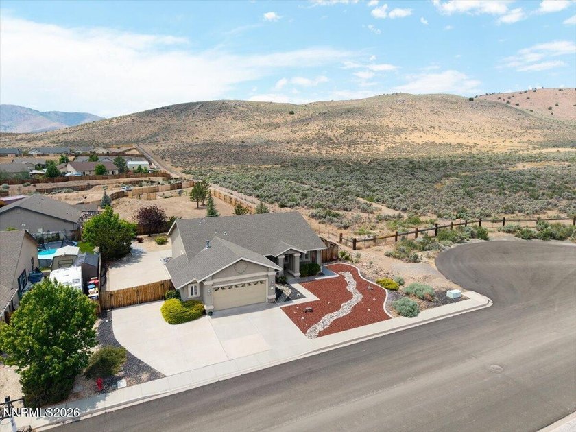 Great 3 bed,2 bath with views of the mountains and open area. It - photo 2