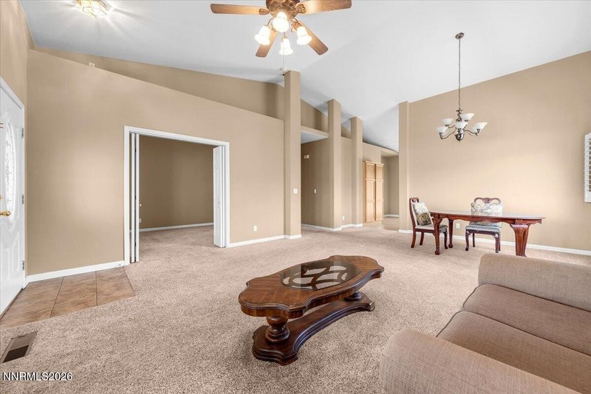 Great 3 bed,2 bath with views of the mountains and open area. It - photo 4