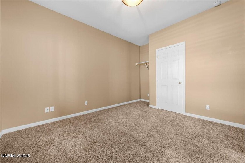 Great 3 bed,2 bath with views of the mountains and open area. It - photo 6