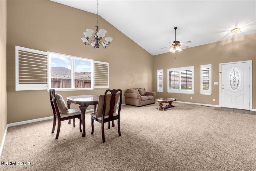 Great 3 bed,2 bath with views of the mountains and open area. It - photo 8