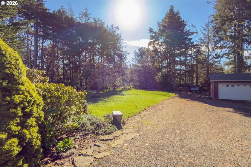 GORGEOUS HUGE .34 ACRE PARK LIKE BANDON BUILDING LOT AVAILABLE! - photo 12