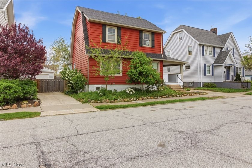 Charming and beautifully updated 3-bedroom, 1 bath Colonial - photo 3